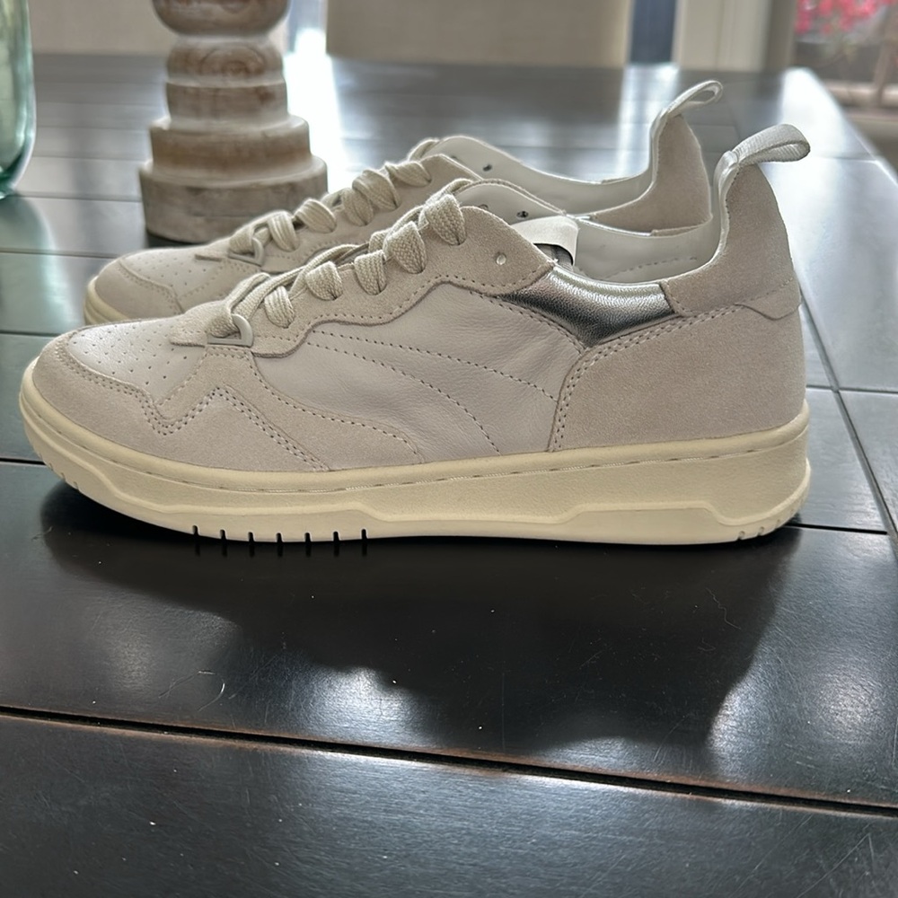 Not wearing - Picture 4 of 4
